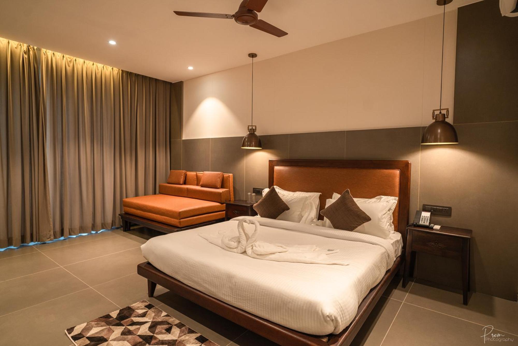 Hotel Omaya Garden Raipur  Bagian luar foto